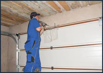 Garage Doors Store Repairs Mequon, WI 262-295-2001 - cont-gdr-door-repair-08m